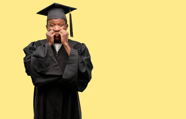 Jonge Afrikaanse Afgestudeerde Student Zwarte Man Bang Nerveus Uiting Van — Stockfoto