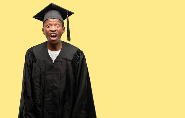 Jonge Afrikaanse Afgestudeerde Student Zwarte Man Stressvolle Doodsbang Paniek Schreeuwen — Stockfoto