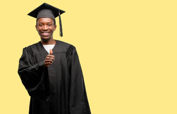 Jovem Negro Estudante Pós Graduação Africana Sorrindo Amplamente Mostrando Polegares — Fotografia de Stock