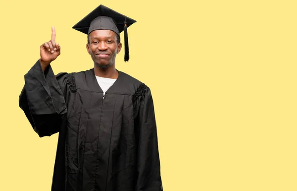 Молодой Африканский Аспирант Черный Мужчина Показывающий Пальцем Номер Один — стоковое фото