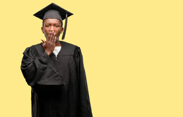 Mladí Africké Postgraduální Student Černý Muž Pokrývá Ústa Šoku Vypadá — Stock fotografie