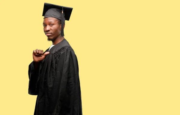 Mladí Africké Postgraduální Student Černý Muž Hrdý Vzrušená Arogantní Polohovací — Stock fotografie