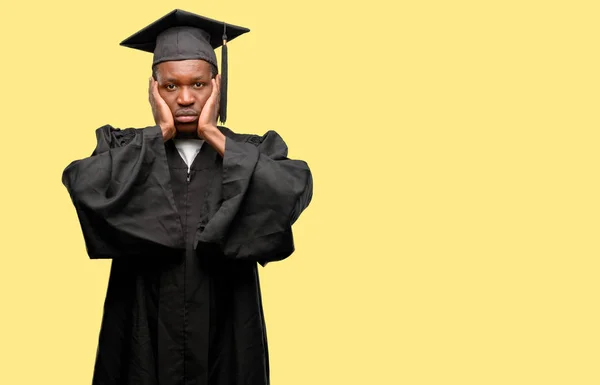Νεαρή Αφρικανική Μεταπτυχιακός Φοιτητής Μαύρο Άνθρωπος Που Καλύπτει Αυτιά Αγνοώντας — Φωτογραφία Αρχείου
