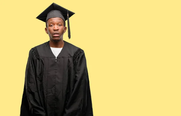 Młody Afryki Student Absolwent Czarny Człowiek Sennym Wyrażenie Jest Przemęczony — Zdjęcie stockowe