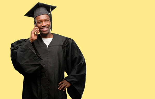 Mladí Africké Postgraduální Student Černé Muže Ráda Mluví Přes Smartphone — Stock fotografie
