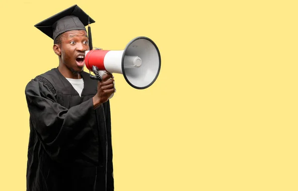 Genç Afrika Yüksek Lisans Öğrencisi Siyah Adam Yüksek Sesle Bir — Stok fotoğraf