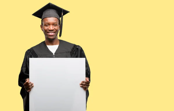 Jovem Estudante Pós Graduação Africana Negro Segurando Banner Publicidade Branco — Fotografia de Stock