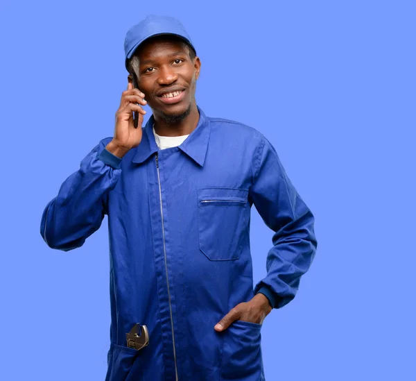 Африканский Черный Водопроводчик Счастлив Говорить Помощью Смартфона Мобильного Телефона — стоковое фото