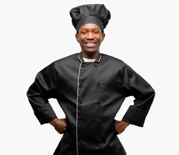 年轻的黑厨师穿着大厨帽自信和快乐的一个巨大的自然微笑笑 — 图库照片