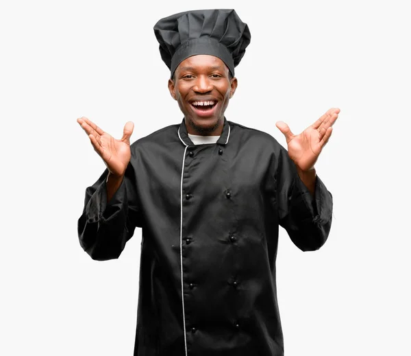 Junger Schwarzer Koch Mit Kochmütze Glücklich Und Überrascht Jubelnd Mit — Stockfoto