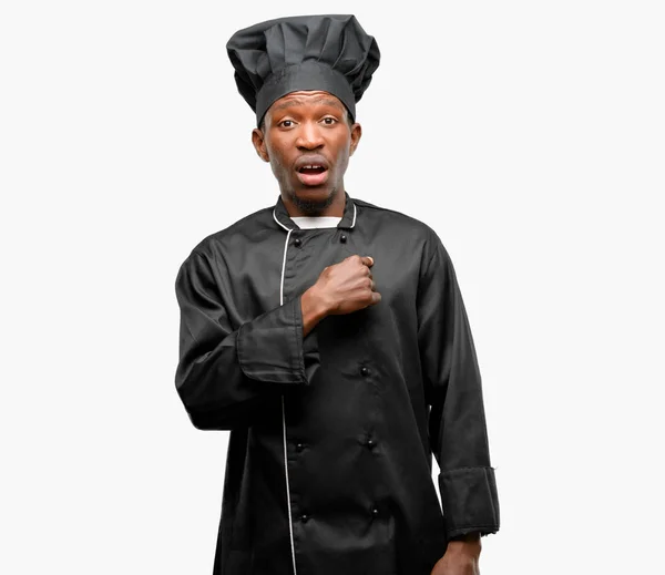 年轻的黑色厨师戴着厨师帽高兴和惊讶欢呼表达哇手势 指着手指 — 图库照片