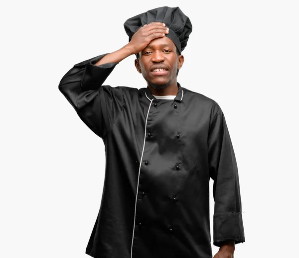 Νέοι Μαύρο Μάγειρας Φορώντας Καπέλο Σεφ Τρομοκρατημένος Και Νευρικό Εκφράζοντας — Φωτογραφία Αρχείου