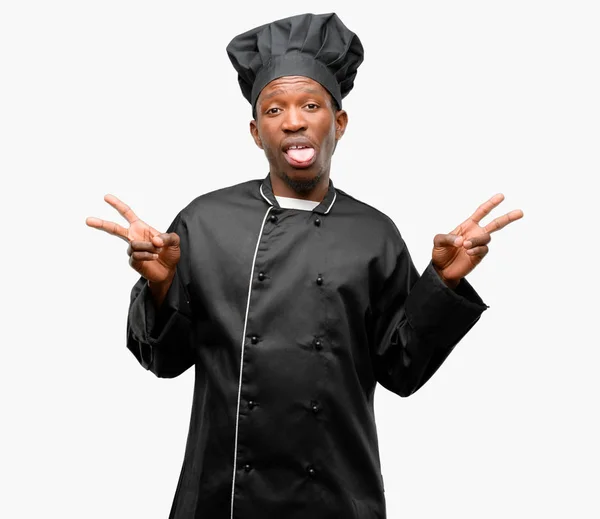 Giovane Cuoco Nero Indossa Cappello Chef Guardando Fotocamera Mostrando Pinza — Foto Stock