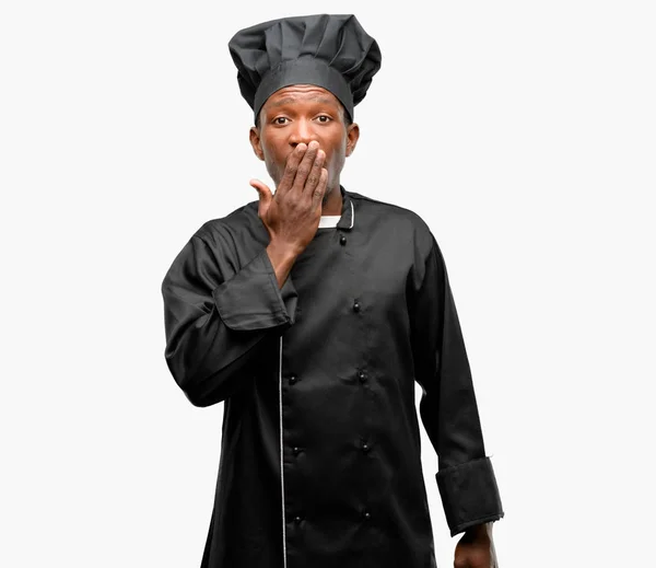 年轻的黑厨师戴着主厨帽子盖在嘴里震惊 显得害羞 表达沉默和错误的概念 — 图库照片