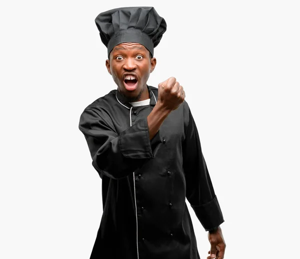Νέοι Μαύρο Μάγειρας Φορώντας Καπέλο Σεφ Ενοχλημένος Και Θυμωμένος Εκφράζοντας — Φωτογραφία Αρχείου