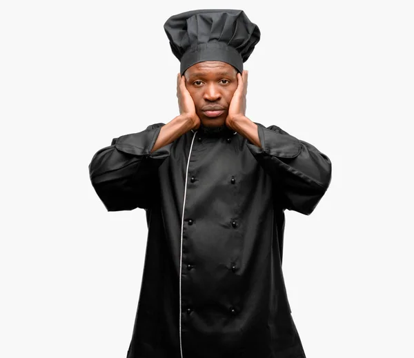 Νέοι Μαύρο Μάγειρας Φορώντας Καπέλο Του Σεφ Που Καλύπτουν Αυτιά — Φωτογραφία Αρχείου