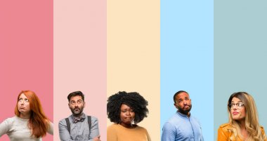 Grup kişi, kadın ve erkek şüphe ifade serin, şaşırtmak ve kavramı, belirsiz gelecek merak ediyorum