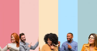 Serin grup insanlar, kadın ve uzak yan parmak ile işaret eden adam