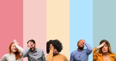 Kişi, kadın ve adam stresli tutma el baş, yorgun ve sinirli üzerinde serin grup