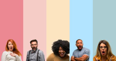 Serin grup insanlar, kadın ve adam korkmuş ve ifade wow jest tezahürat şaşırttı. İmansız