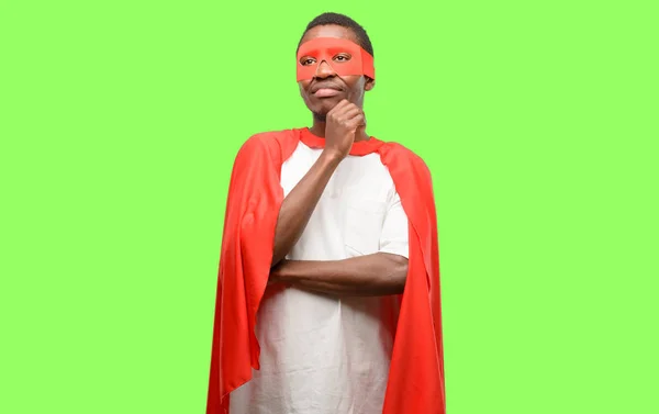 Africano Negro Super Herói Homem Pensando Olhando Para Cima Expressando — Fotografia de Stock