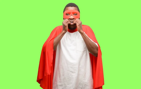 Africano Negro Super Herói Homem Aterrorizado Nervoso Expressando Ansiedade Pânico — Fotografia de Stock