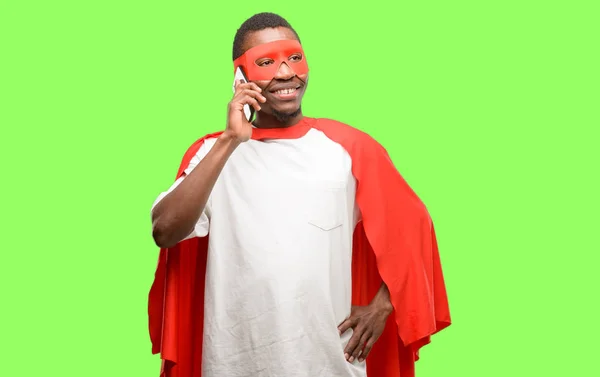 Africano Negro Super Héroe Hombre Feliz Hablando Con Teléfono Móvil — Foto de Stock