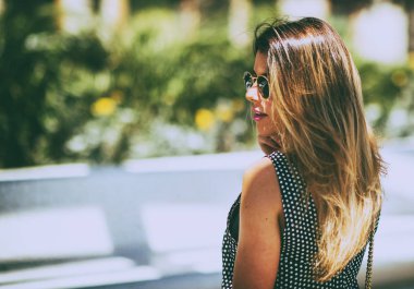 Genç güzel kadın açık güneş gözlüğü takıyor. Vintage nostal