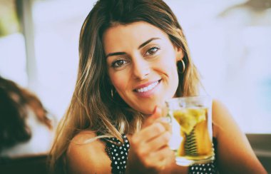 güzel bir kadın çay içme