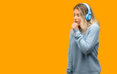 Müzik hasta için dinleme ve öksürük, astım veya bronşit, tıp kavramı acı genç güzel kadın