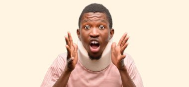 Yaralı Afrika siyah adam giyen boyun destek stresli tutmak ellerinde kafa, panik, korku içinde bağırarak