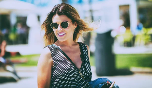 Mujer hermosa joven con gafas de sol al aire libre. Nostal vintage — Foto de Stock