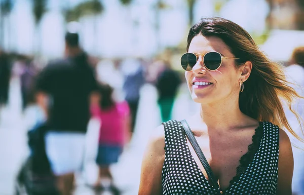 Junge schöne Frau mit Sonnenbrille im Freien. Jahrgangsnostalgie — Stockfoto