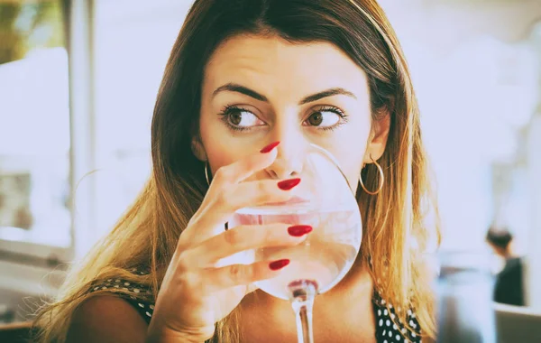 若くてきれいな女性、ガラスの水を飲む — ストック写真