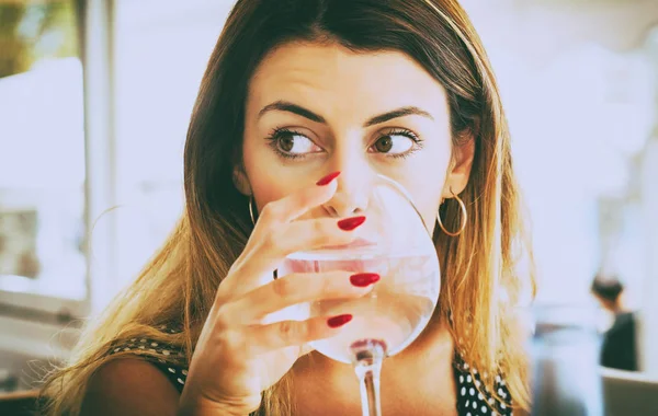 Joven hermosa mujer bebiendo agua en un vaso — Foto de Stock