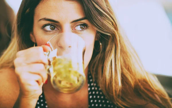 Hermosa mujer bebiendo té — Foto de Stock