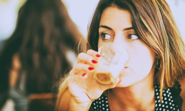 Hermosa mujer bebiendo café en un vaso — Foto de Stock