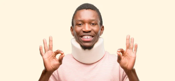 Zraněný Afrického Černého Muže Nosit Krční Límec Dělá Znamení Gesto — Stock fotografie