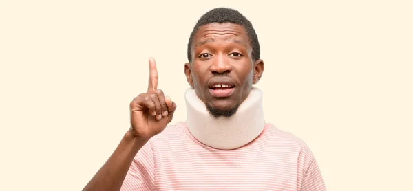 Zraněný Afrického Černého Muže Nosit Krční Límec Šťastný Překvapení Fandění — Stock fotografie