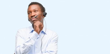 Siyah adam danışman Arama Merkezi düşünme ve şüphe ifade arıyorum ve merak ediyorum