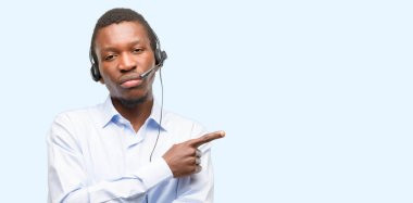 Siyah adam danışman uzak yan parmak ile işaret çağrı merkezi