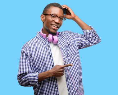 Afrika siyah adam öğrenci ile uzak yan parmak ile işaret smartphone