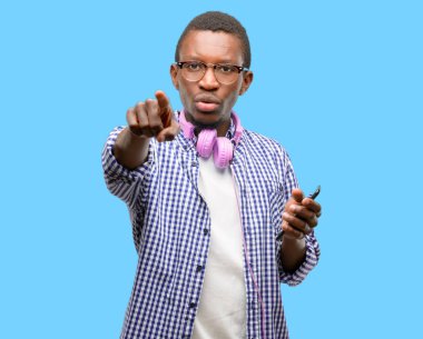 Afrika siyah adam öğrenci ile işaret parmağı ile ön smartphone