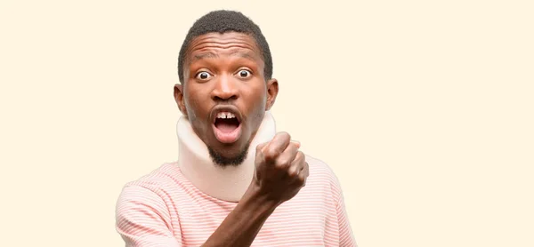 Afrikai Fekete Ember Visel Nyak Brace Ingerült Dühös Kifejező Negatív — Stock Fotó