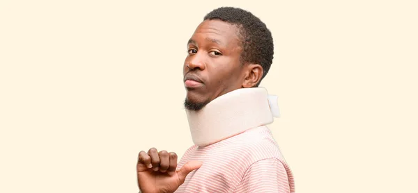 Τραυματίες Αφρικανική Μαύρο Άτομο Φοράει Λαιμό Στήριγμα Υπερήφανοι Ενθουσιασμένοι Και — Φωτογραφία Αρχείου