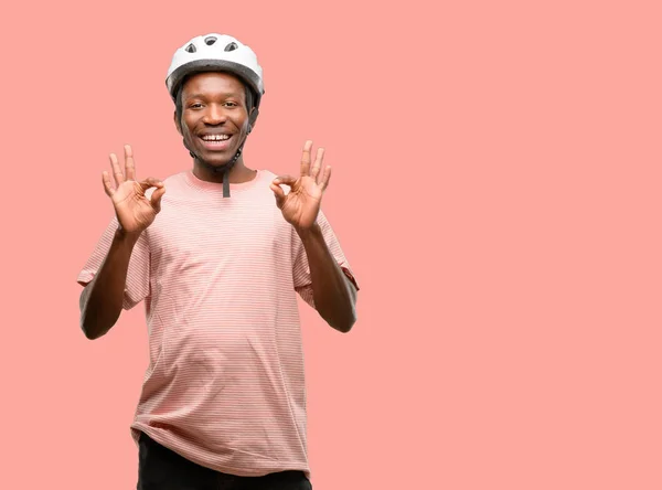 Homem Preto Usando Capacete Bicicleta Fazendo Gesto Sinal Com Ambas — Fotografia de Stock