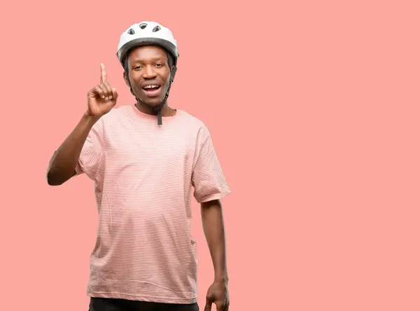 Homem Preto Usando Capacete Bicicleta Feliz Surpreso Animando Expressando Gesto — Fotografia de Stock