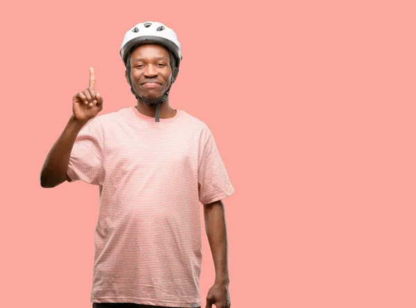 Homem Preto Usando Capacete Bicicleta Levantando Dedo Número — Fotografia de Stock