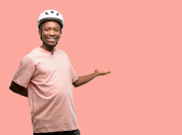 Homem Preto Usando Capacete Bicicleta Confiante Feliz Com Grande Sorriso — Fotografia de Stock