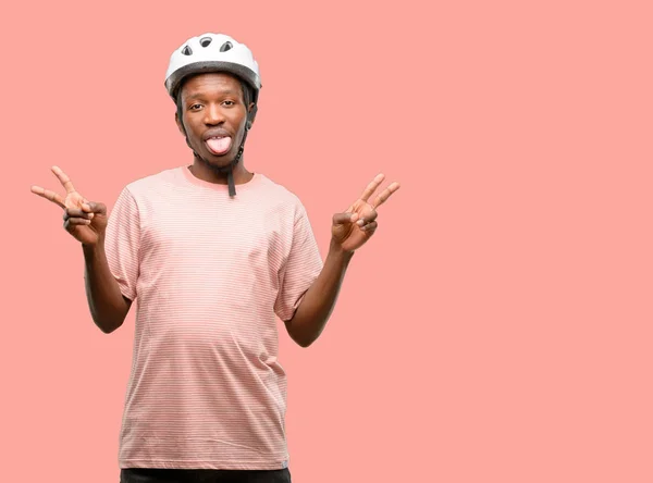 Hombre Negro Con Casco Bicicleta Mirando Cámara Mostrando Tanga Haciendo — Foto de Stock